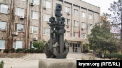 Пам'ятник з якорів біля управління порту в Бердянську
