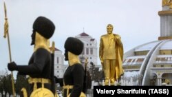Позолоченная фигура первого президента Туркменистана Сапармурата Ниязова у монумента Независимости в Ашгабате.