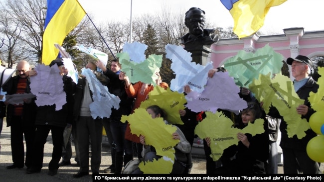 Несколько десятков молодых крымчан организовали через социальные сети флешмоб «Мы все разные, но у нас одна любовь – Украина». Они изобразили «Живую карту Украины», на которой каждый участник изображал один из украинских регионов