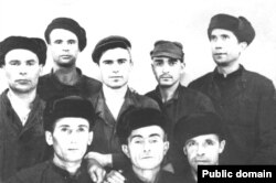 Кримськотатарські політв'язні. Роллан Кадиєв у верхньому ряду перший праворуч
