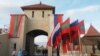 Drapele ale Rusiei și regiunii separatiste transnistrene la intrarea în Cetatea Tighina