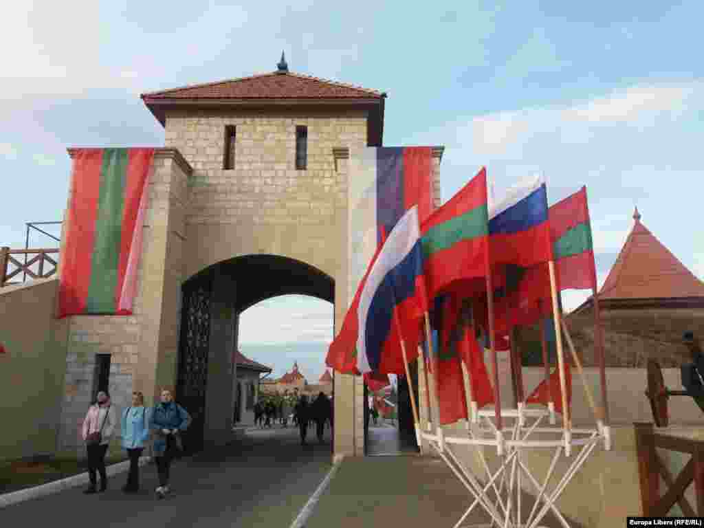 Drapele ruse și ale regiunii transnistrene la întrarea în Cetatea Tighina (Bender).