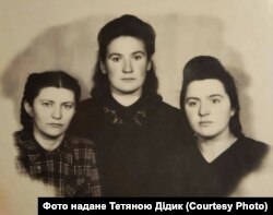 Ольга Миколайчук (внизу ліворуч) з подругами