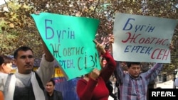 Арбаттағы «Бүгін – Жовтис, ертең - сен!» акциясына қатысушылар. Алматы, 7 қазан, 2009 жыл.