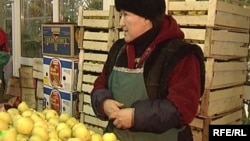 Женщина продает яблоки в торговом центре в Астане. Иллюстративное фото.
