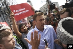 Алексей Навальный и один из казаков на Пушкинской площади за несколько секунд до задержания оппозиционера полицией