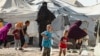 До України повернули двох жінок і сімох дітей, які перебували в таборах для біженців на території північно-східної Сирії (на фото – табір Аль-Хол у Сирії)