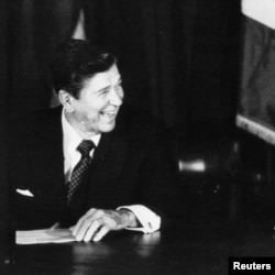 Прем'єр-міністр Великої Британії Маргарет Тетчер (на фото немає) та президент США Рональд Рейган сміються під час зустрічі лідерів союзників у Нью-Йорку, США, 24 жовтня 1985 року