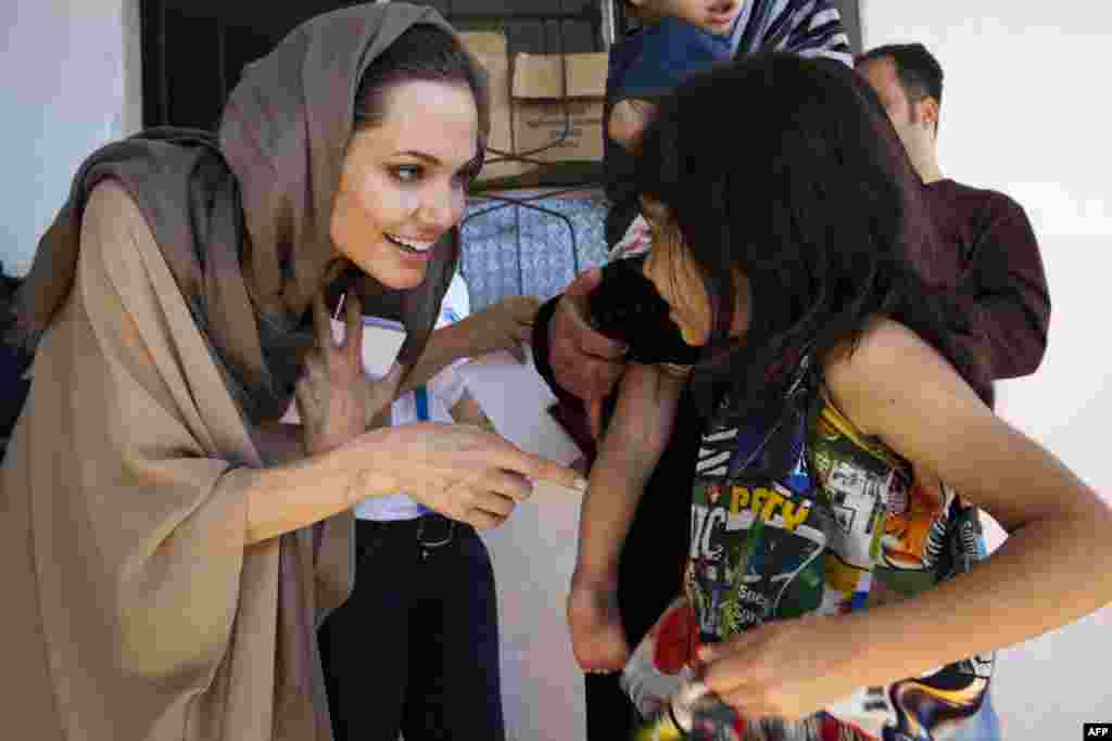 Liban - Američka glumica i specijalni izaslanik UNHCR-a, Angelina Jolie posjetila je sirijsku djecu izbjegle u istočni dio Libanona, 12. septembar 2012. Foto: AFP / UNHCR / Jason Tanner 