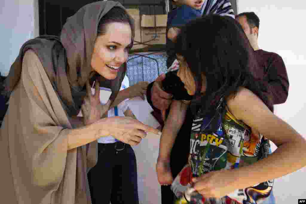 Liban - Američka glumica i specijalni izaslanik UNHCR-a, Angelina Jolie posjetila je sirijsku djecu izbjegle u istočni dio Libanona, 12. septembar 2012. Foto: AFP / UNHCR / Jason Tanner