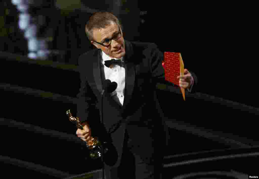 Christoph Waltz sa osvojenim Oscarom za najbolju sporednu mušku ulogu, Hollywood, 24. februar 2013. Foto: REUTERS / Mario Anzuoni 