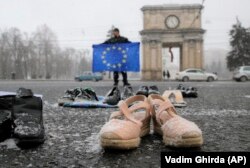 „Străinătatea” a fost pentru mulți moldoveni - la fel ca și în cazul românilor - singura șansă de a scăpa de sărăcie. Reintroducerea vizelor ar fi o lovitură puternică pentru Basarabia.