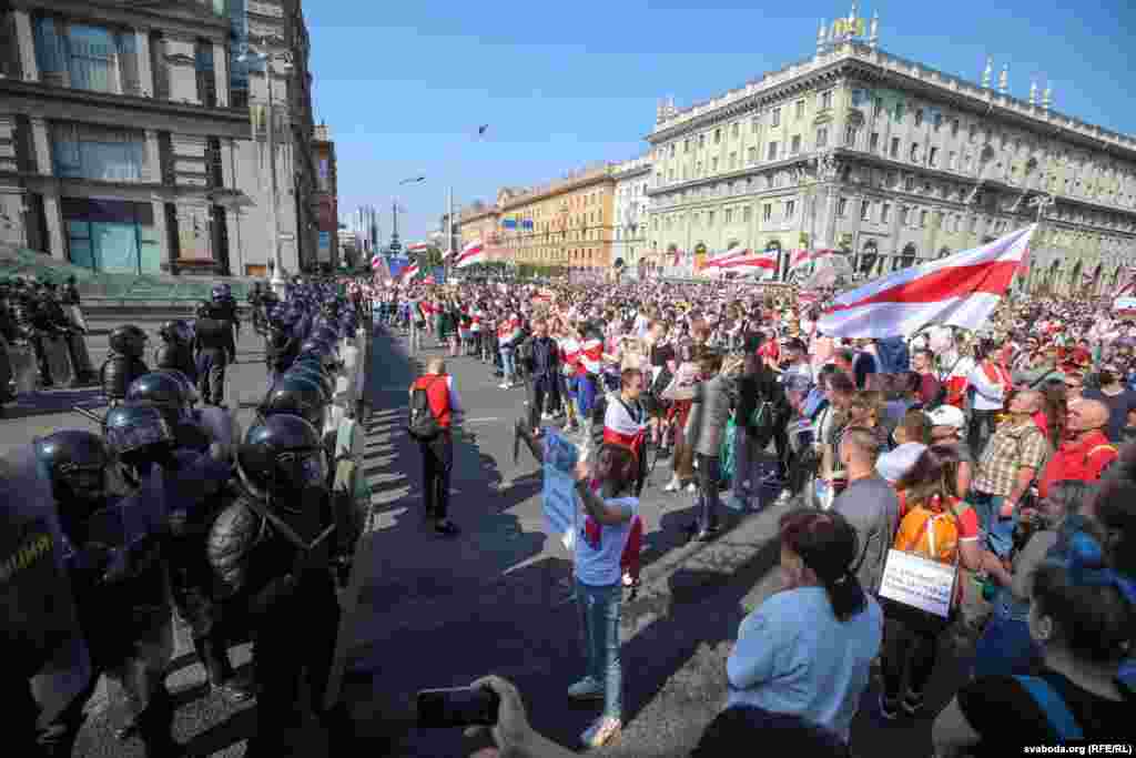 Людзі не спужаліся, зьвярталіся да іх з заклікамі, спрабавалі размаўляць і ўшчуваць