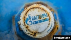 Logoja e Gazpromit në një fuçi të gazit. Fotografi ilustruese. 