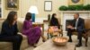 Барак Обама и Мишель Обама принимают Малалу Юсефзай в Белом доме. Крайняя слева - старшая дочь Обамы - Малия