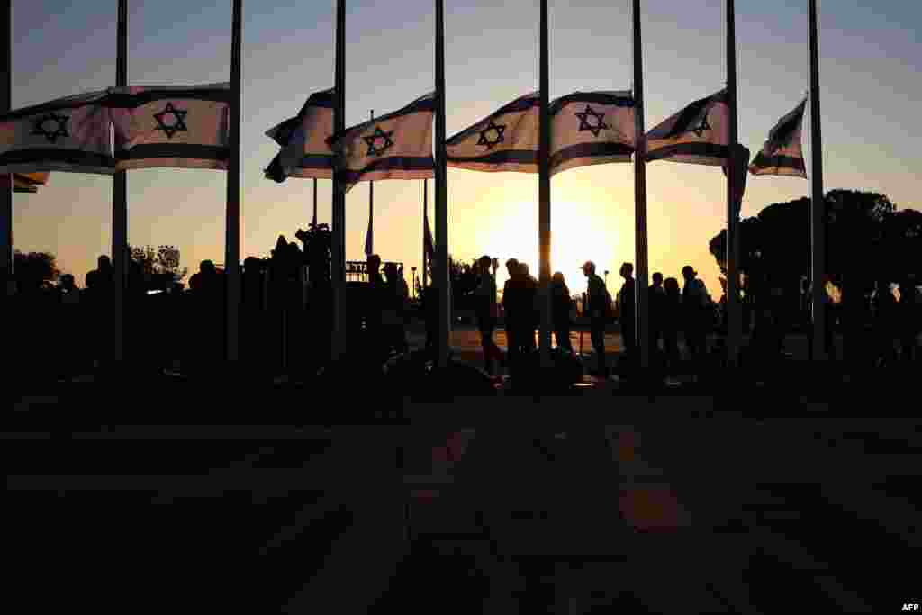 Israelis line up to pay their respects in front of the coffin of former Israeli President Shimon Peres at a plaza outside the Knesset, Israel's parliament, on September 29. Peres died on September 28, two weeks after suffering a stroke. (AFP/Gali Tibbon)