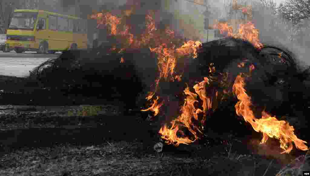 Ukraine - Nowojaworowsk - PROTESTS HIGHWAY BLOCKADE - Burning tires are piled on the motorway to block the international route E40 in Nowojaworowsk in Ukraine, 25 January 2014.