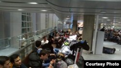 Pulkovo aeroportidagi tojik migrantlari. Illyustrativ surat