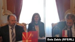 Gradonačelnici Zagreba i Skopja Milan Bandić i Koce Trajanovski potpisuju povelju, Zagreb, 20. prosinac 2011.