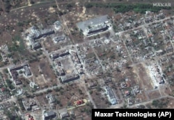 Спутниковый снимок Maxar Technologies, на котором видны разрушенные здания в городе Рубежном вблизи Северодонецка Луганской области, 6 июня 2022 года