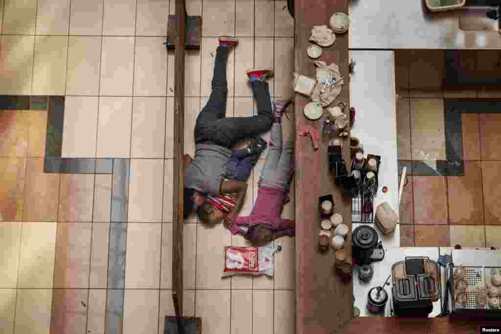 Tyler Hicks, a U.S. photographer working for "The New York Times," won second prize in the Spot News Stories category with a series showing the attack on the Westgate mall in Nairobi, Kenya, on September 21, 2013.