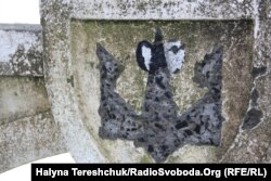 Могила упівцям на українському цвинтарі у Радруж, Підкарпатське воєводство. Акт вандалізму вчинено у 2015 році