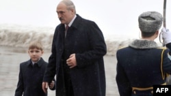 Александр Лукашенко ұлы Николаймен бірге.