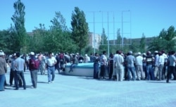 Бастующие нефтяники компании «Озенмунайгаз» на городской площади. Жанаозен, 1 сентября 2011 года.