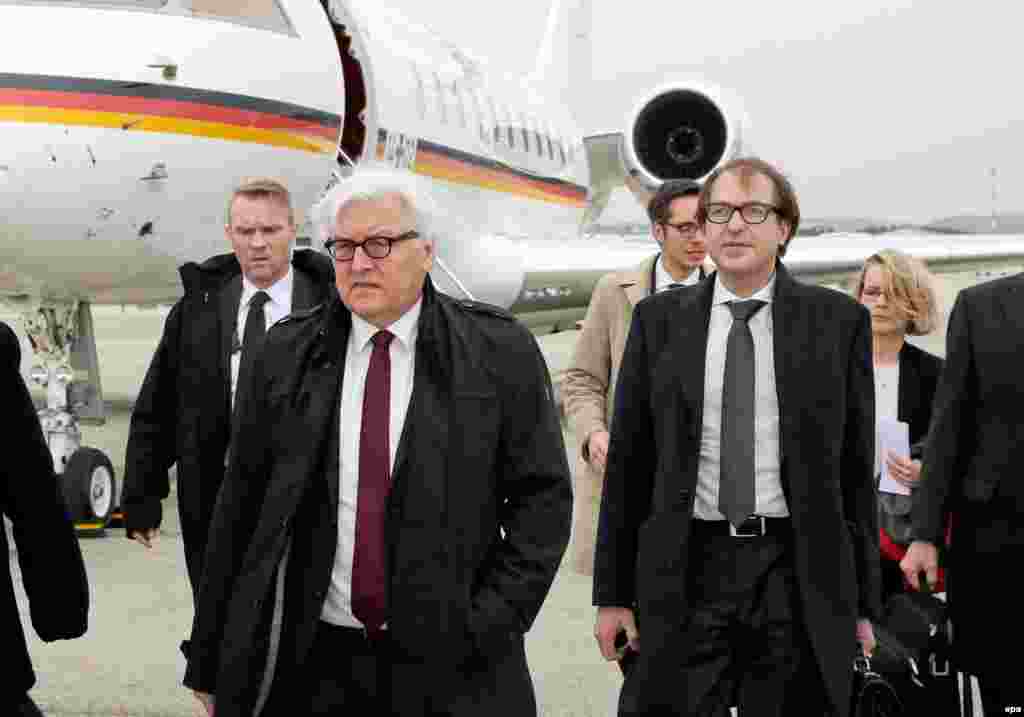 German daşary işler ministri Frank-Walter Ştaýmaýer we german transport ministri Aleksandr Dobrindt Marsel aeroportuna gelende, 24-nji mart.