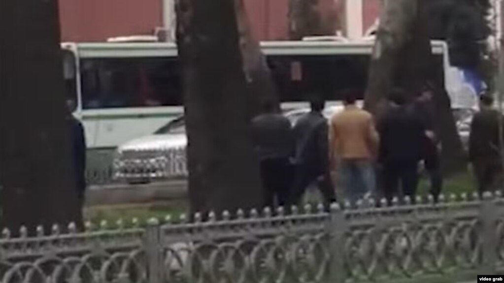 Занозании хонандагони мактаб дар Кӯлоб. Як нафар бистарӣ шуд