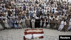 Pakistan -- Shi'ite Muslim men from the ethnic Hazara minority attend a funeral of their relatives who were killed after gunmen opened fire on a car on the outskirts of Quetta, July 19, 2017