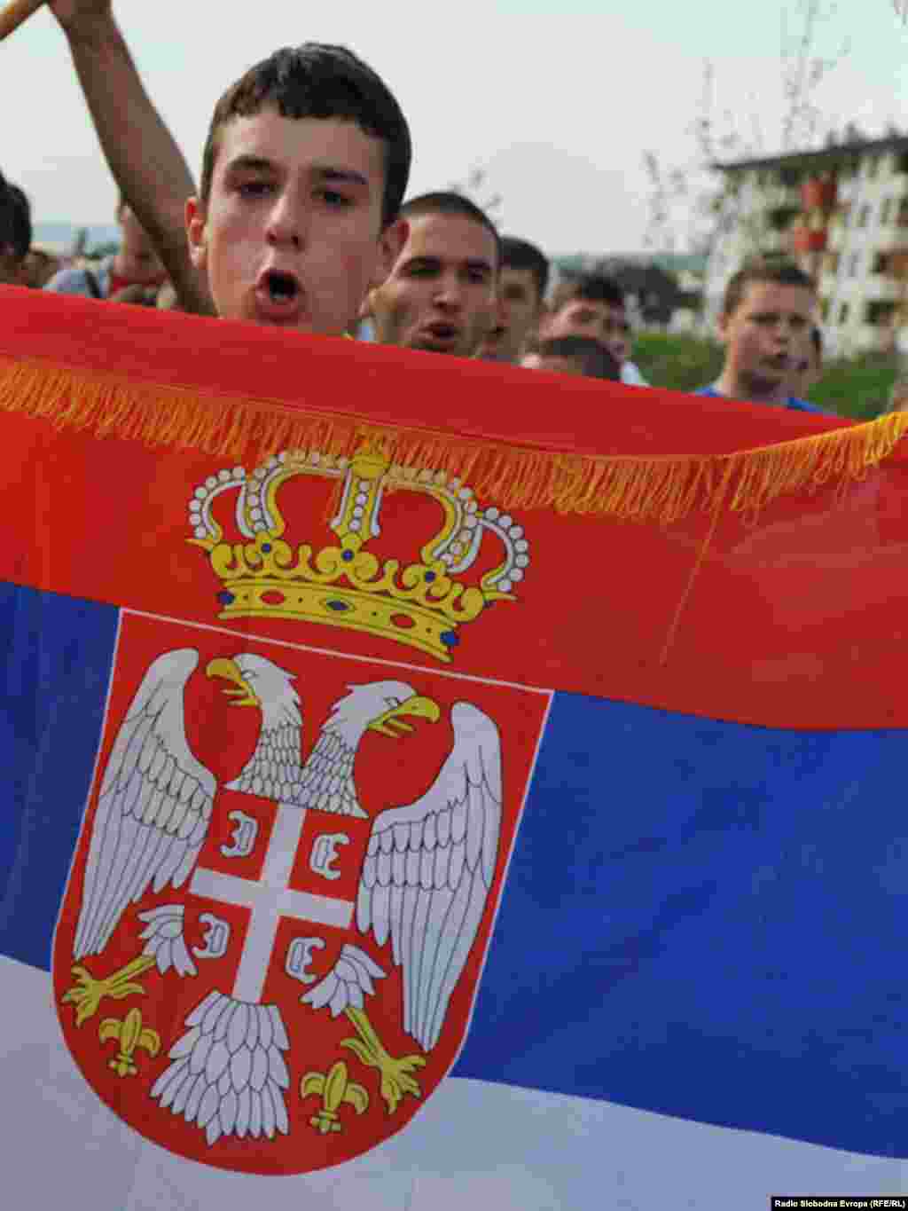 Nekoliko stotina građana Istočnog Sarajeva protestnom šetnjom izrazilo je nezadovoljstvo hapšenjem Ratka Mladića, jednog od najtraženijih haških optuženika. 27. maj 2011.