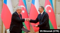  Çeh respublikasynyň prezidenti Milos Zeman (çepde) we Azerbaýjanyň prezidenti Ylham Aliýew.