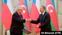 Мілош Земан (л) під час візиту до Баку з президентом Азербайджану Ільгамом Алієвим (п)