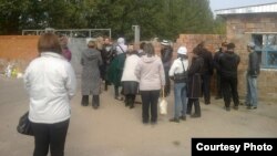 Родственники заключенных у тюрьмы АП 162/4. Павлодар, 16 сентября 2014 года. 