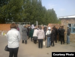 Родственники заключенных у ворот тюрьмы в Павлодаре. Иллюстративное фото.