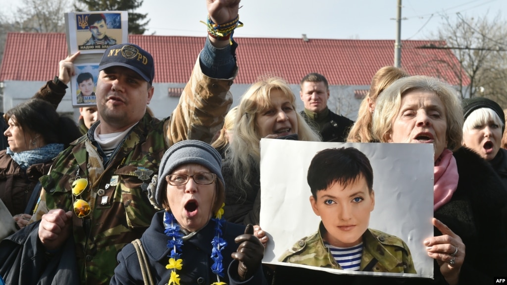 Участники акции протеста за освобождение Надежды Савченко в Киеве Участники акции протеста за освобождение Надежды Савченко в Киеве