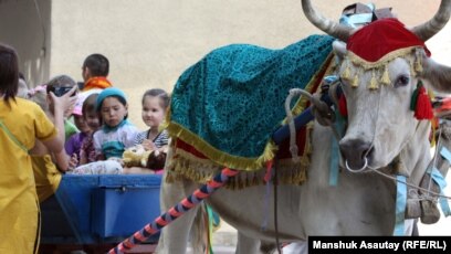 Жұмыста әйелін алдау туралы порно көру