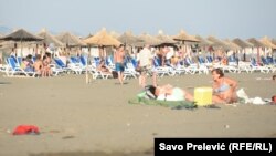 Prema tvrdnjama pojedinih zakupaca na ulcinjskoj Velikoj plaži, gostiju do prije par dana gotovo da nije bilo