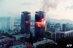 Башни "Момо" и "Узеир" на аллее снайперов в центре Сараево 8 июня 1992
