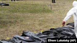 На звільнених від російської окупації територіях правоохоронці періодично виявляють місця масових поховань