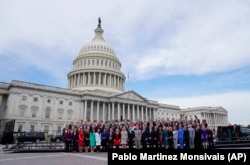 Новообрані члени Конгресу США на спільному фото перед Капітолієм у Вашингтоні, 14 листопада 2018 року