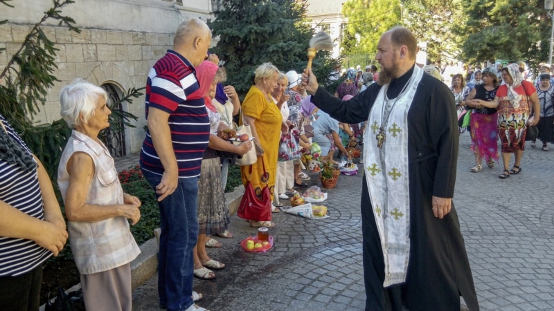 Без масок и дистанции: на Яблочный Спас в Севастополе провели службы возле храмов (+фото)