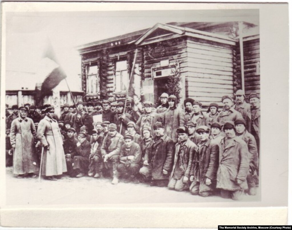 Заключенные после собрания, на котором перед ними выступило руководство лагеря. &nbsp;Фото датировано 1932 годом. 