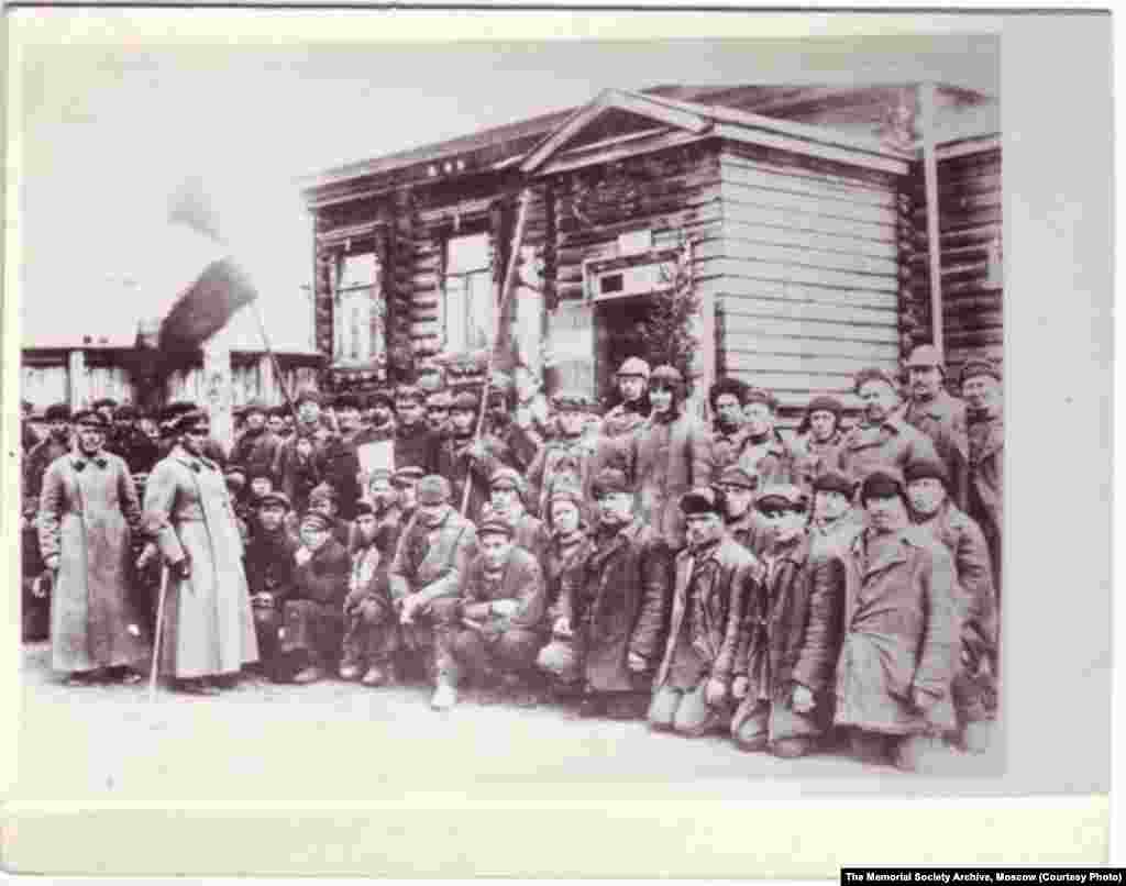 زندانیان پس از شنیدن سخنرانی رییس اردوگاه کار اجباری بلومورکانال در سال ۱۹۳۲.