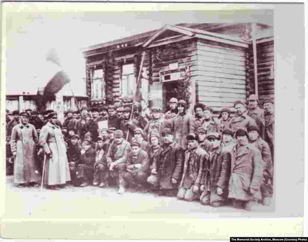 Prisoners gathered after a speech by the head of the Belomorkanal camp in 1932