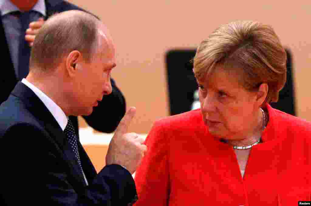 РУСИЈА - Германската канцеларка Ангела Меркел се сретна со рускиот претседател Владимир Путин во Сочи. Во фокусот на разговорите на Меркел и Путин беа конфликтот во Украина, одговорот на Европа за повлекувањето на САД од иранскиот нуклеарен договор и изградбата на гасоводот кој ќе испорачува гас од Русија до Германија.