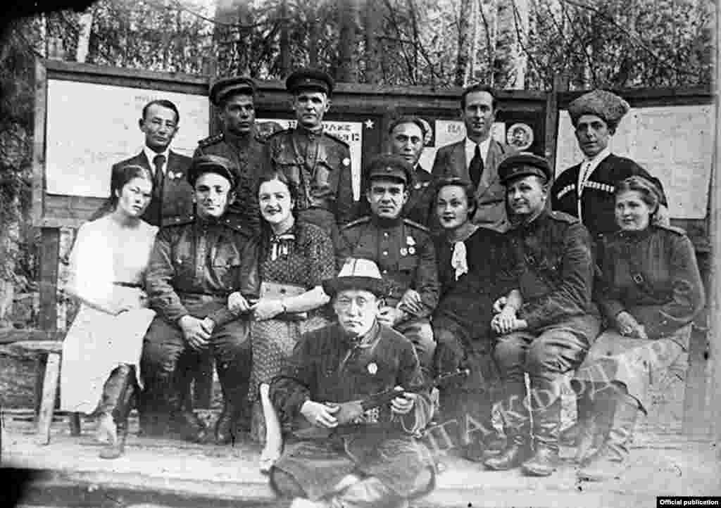 Артисты государственного театра на фронте. На переднем ряду Муса Баетов, Ашыралы Боталиев и Джамалутдин Муслимов. 1943 год.&nbsp;
