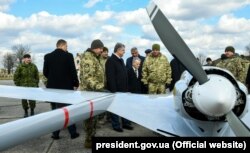 Президент України Петро Порошенко (посередині) оглядає ударний безпілотник Bayraktar. Хмельницька область, 20 березня 2019 року
