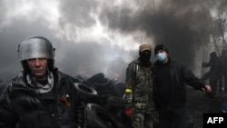 Separatiști pro-ruși la periferia orașului ucrainean Sloviansk, 13 aprilie 2014.